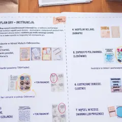 Instrukcja do gry "Tajne Misje" zawiera ciekawe zadania na podchody dla dzieci, z podpowiedziami do ukrycia listów i zagadek w domu.
